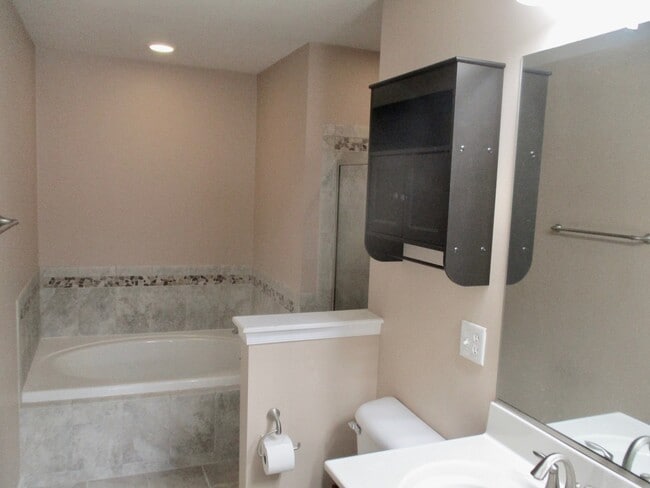 Building Photo - Three bedroom, 2 1/2 bath, 1776 sq. ft.tow...