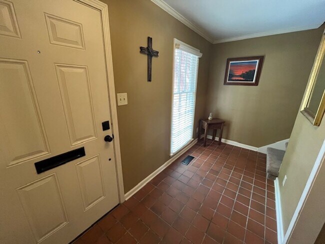 Building Photo - Elegant Colonial Style 2 Bedroom 2 and a half Bathroom Townhome in Little Rock