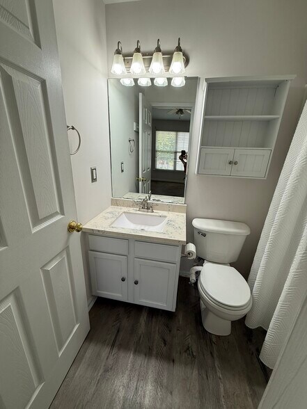 Master Bathroom - 612 Graythorn Ln