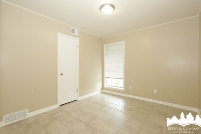 Building Photo - 6465 Forest Glen Dr