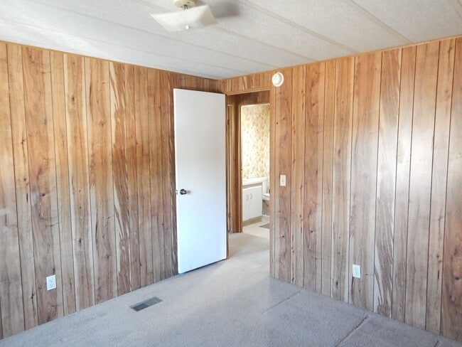 Building Photo - *PRICE IMPROVEMENT* 2 Bedroom on South Side of Prineville, Close to Hospital - Available Now!