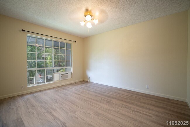 Building Photo - Available Now! 2 BD / 1 BA / 2 Parking sta...