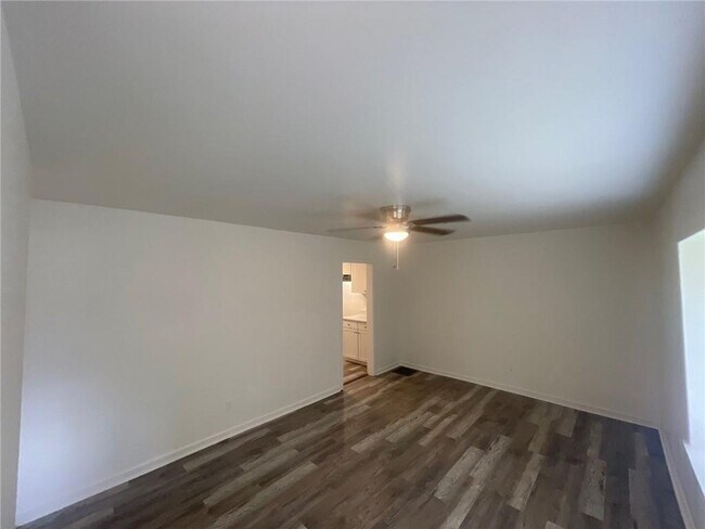 Building Photo - 246 Pinetree Cir