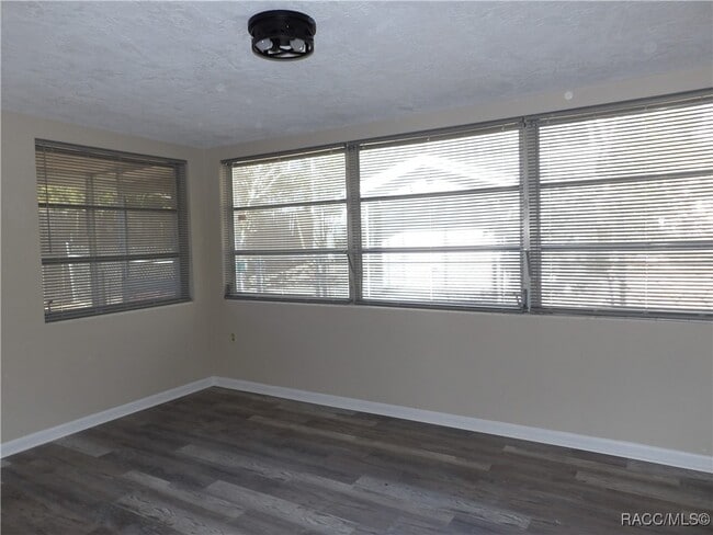 Building Photo - 15 Taft St