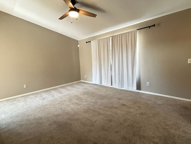Building Photo - Georgeous 2 Bedroom / 2 Bath