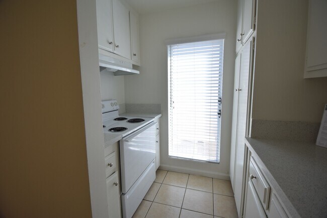 Building Photo - Toluca West