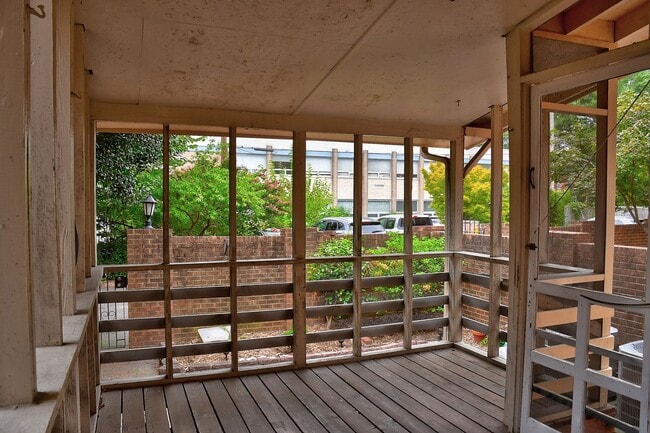 Building Photo - DOWNTOWN NORFOLK TOWNHOUSE