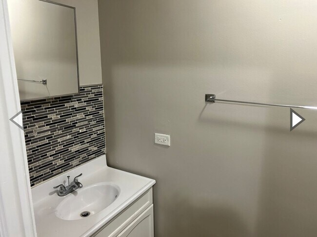 Building Photo - 1500 48th Ct