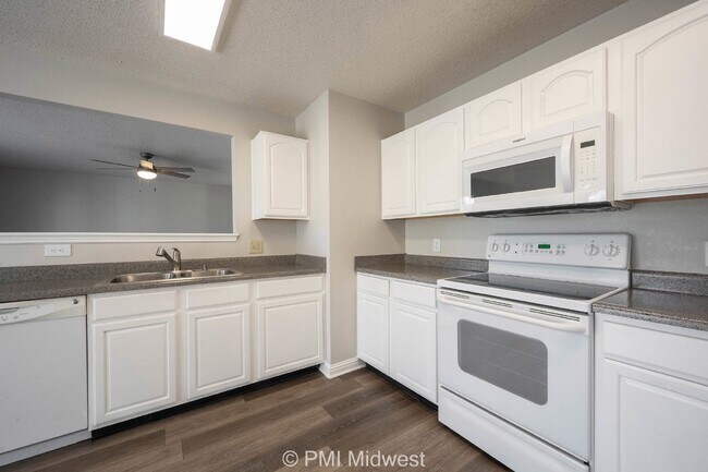 Building Photo - "Charming 3-Bedroom Home with 2.5 Baths and 2,125 Sq Ft in Greenfield, IN!"