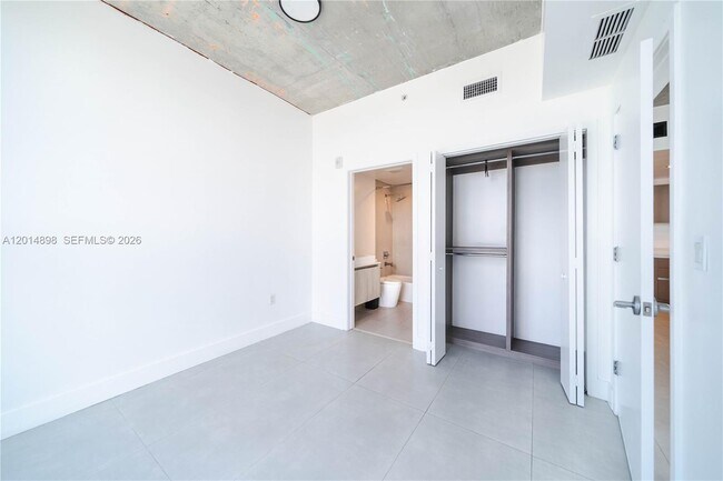 Building Photo - 13800 Highland Dr