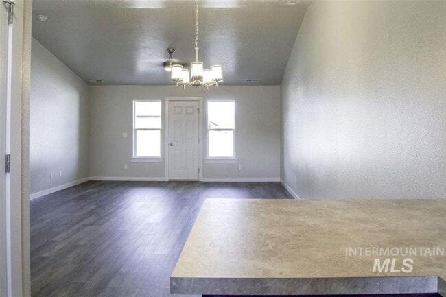 Building Photo - 3 bedroom 2 bath duplex near Settlers Park!