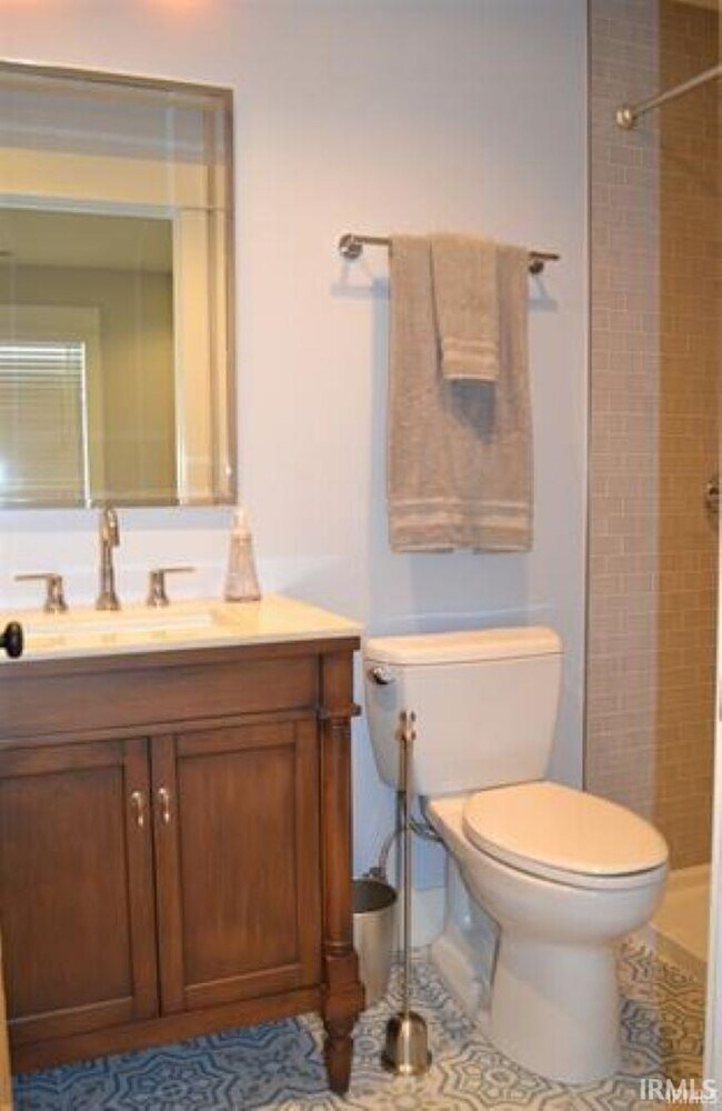 Building Photo - 124 N Bryan Ave