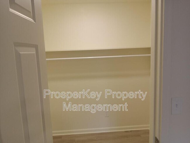 Building Photo - 10 Hidden Valley Ct