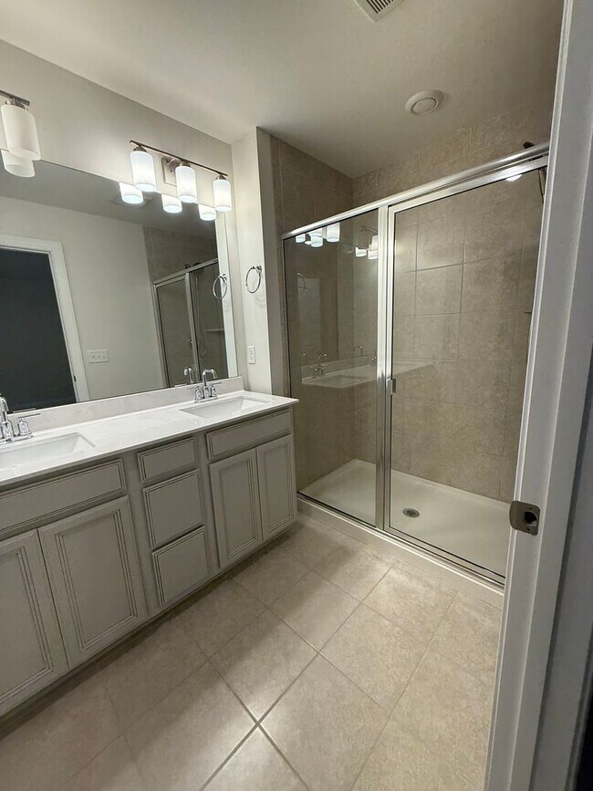 Building Photo - Three Bedroom Townhome Close to Columbia S...