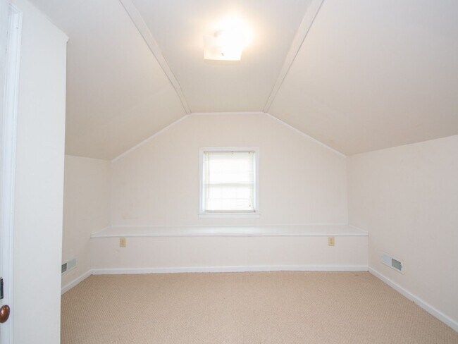 Building Photo - Farm House! Great Location....25 minutes f...