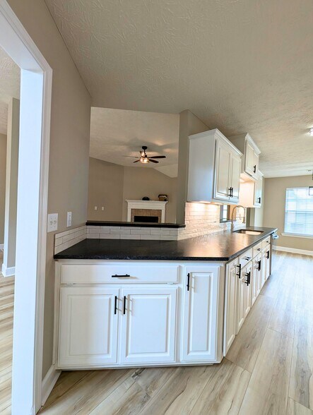 Building Photo - 223 S Springfield Dr