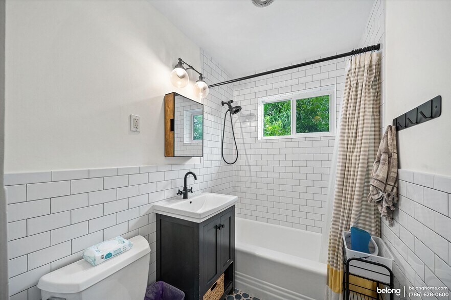 Building Photo - 2271 SW 38th Ave