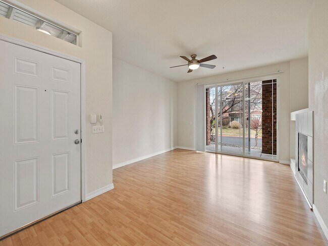 Building Photo - 2 bed 2 Bath Condo with Community Pool!