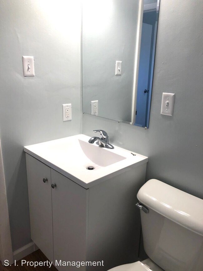 Building Photo - 621 Bryan Ave