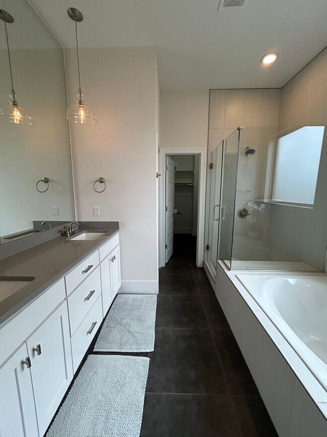Building Photo - COMING SOON! Fully Furnished Stylish 4-Bed...