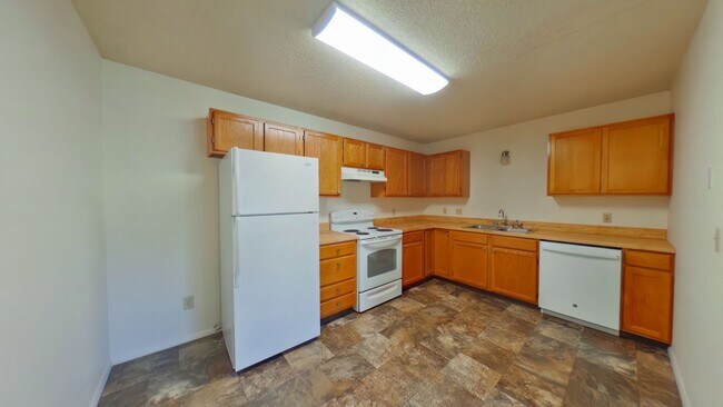 Building Photo - 2 Bedroom 1 Bath Centrally Located! Close to shopping and food truck court on 7th!
