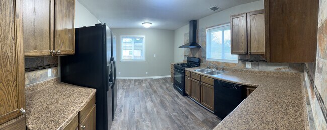 Building Photo - 602 Sara St