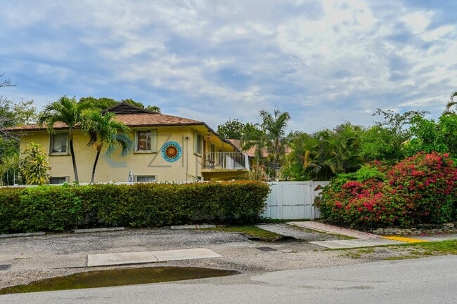 Building Photo - 1250 Miami Rd