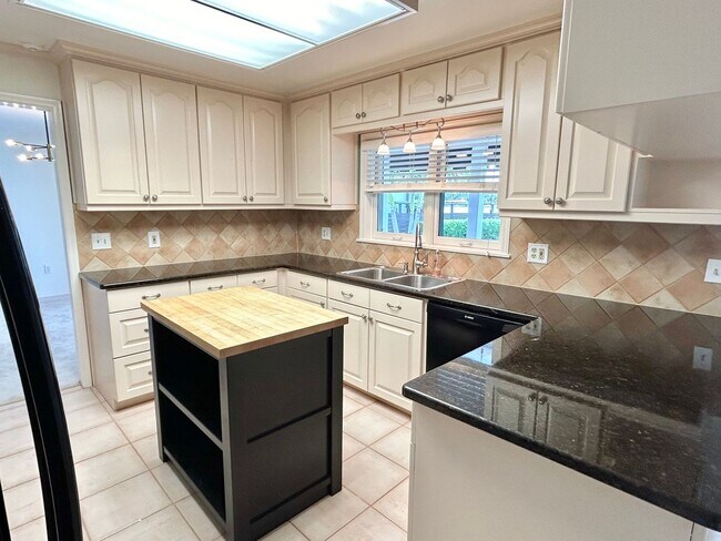 Building Photo - Classic waterfront Snell Isle Estates 3 Bed 2.5 Bath Home with private dock!