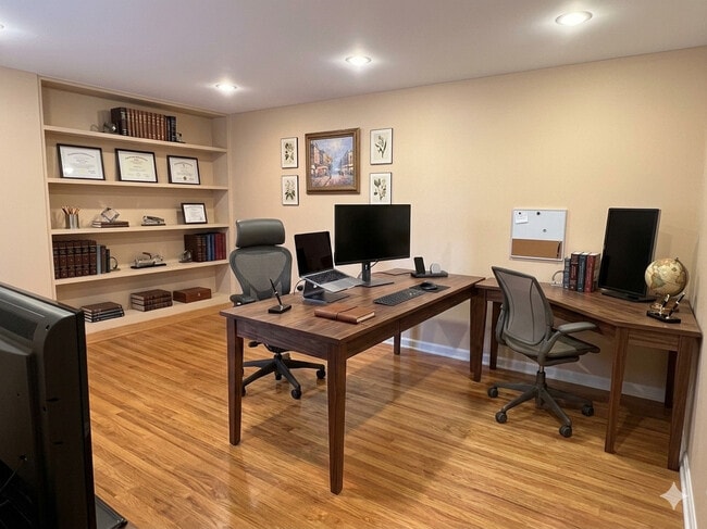 Building Photo - 424 Mallard Dr