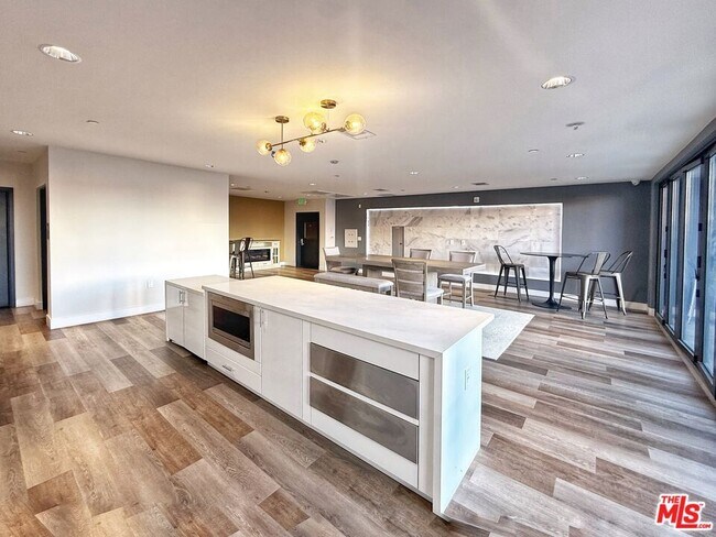 Building Photo - 723 S St Andrews Pl