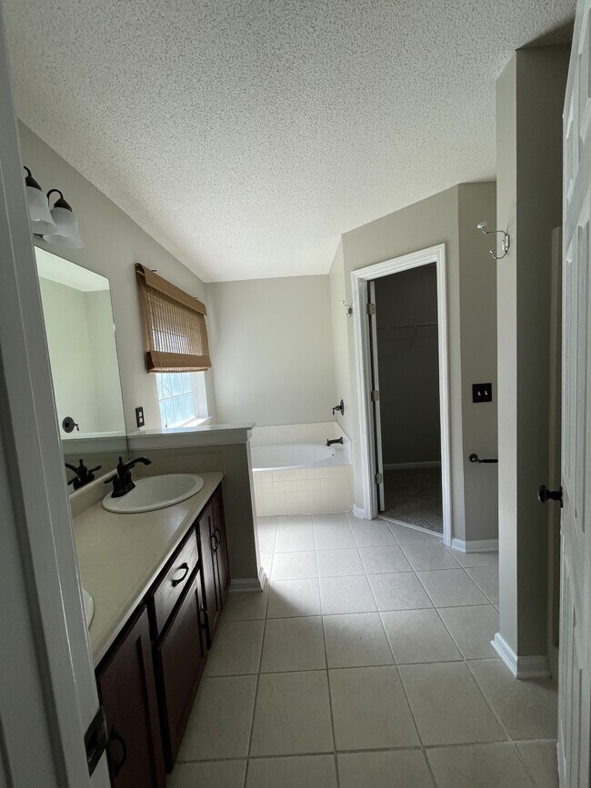 Building Photo - 126 Cross Creek Dr