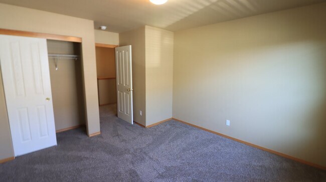 Building Photo - 3/2.5 Townhome in Redmond