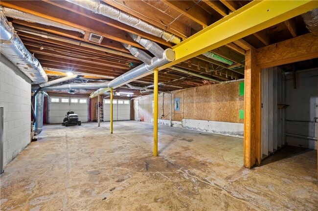Building Photo - 5405 Iris Dr SW