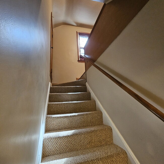 Building Photo - This charming 3-bedroom, 1.5-bathroom hous...