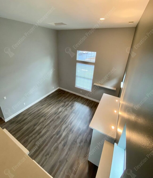 Building Photo - 3-BR Craftsman home in NE Bend- Boyd Acres