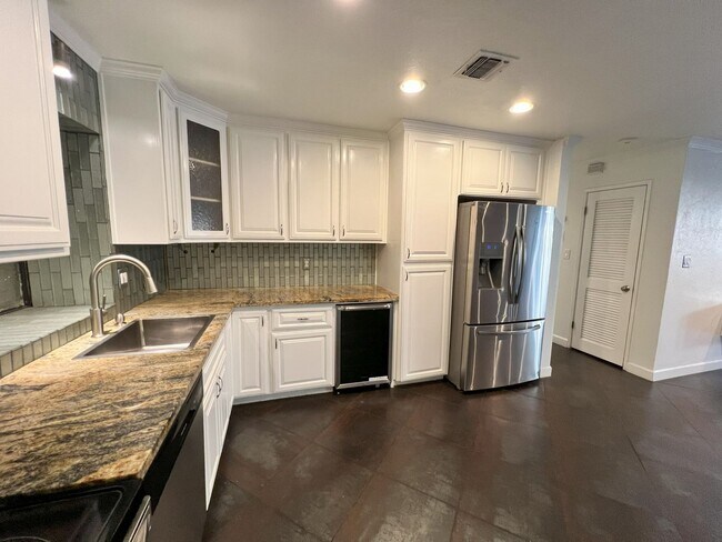 Building Photo - Remodeled 2 Bed, 2 Bath Unit in Downtown S...