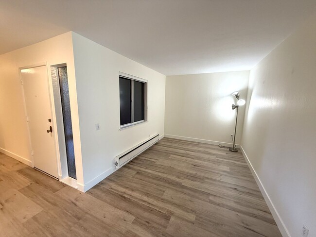 Building Photo - LARGE UPDATED TWO BEDROOM / TWO BATHROOM G...