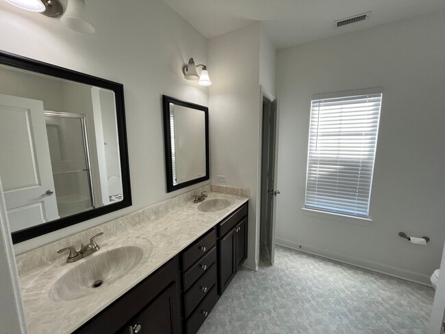 Building Photo - 4 Bedroom, 3.5 Bath Condo in Coveted Spenc...