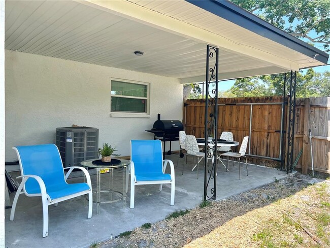 Building Photo - 2173 Riviera Dr