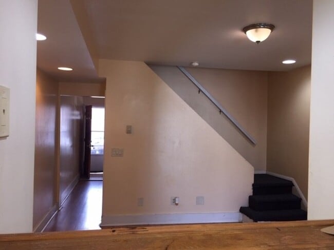 Building Photo - 2 bed 1 bath