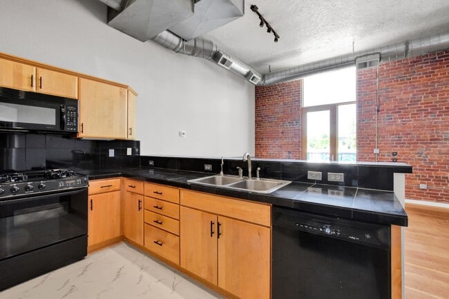 Building Photo - One-of-a-Kind Tejon Street Condo in Unbeatable Location! No Utility Setup Required!