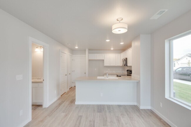 Building Photo - Beautiful 2 Bedroom Cottage Available!