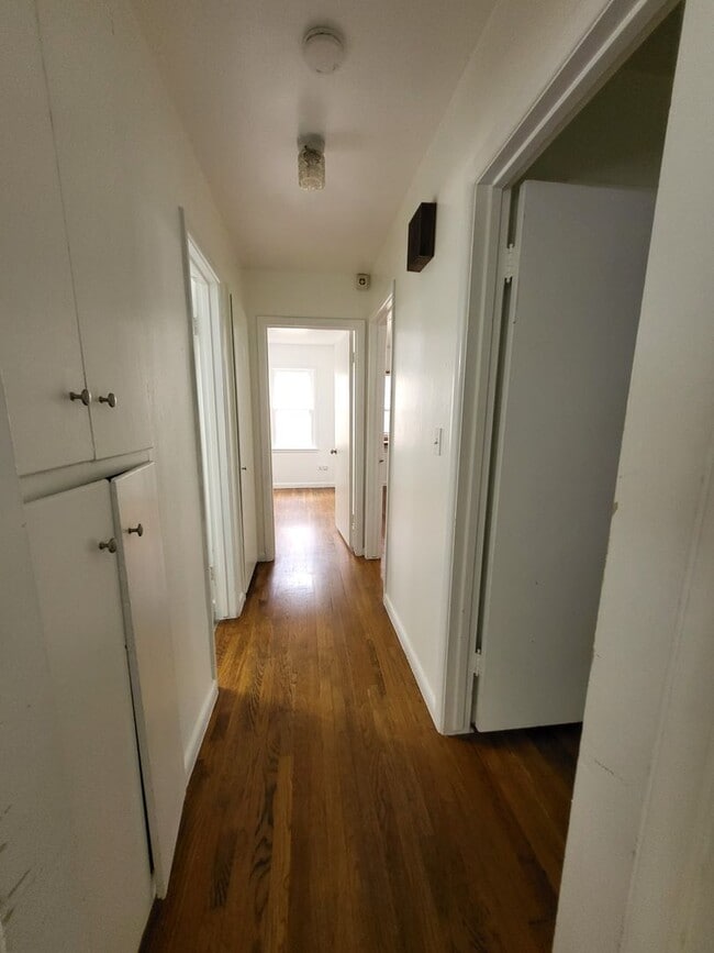Building Photo - PRELEASING for Aug 7th! (3-4) Bedroom/(2) Bath Close to Campus!