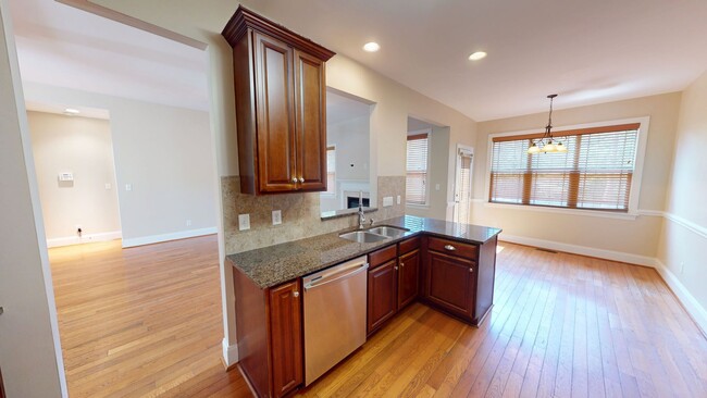 Building Photo - Large 5 Bedroom with Large Fenced in Back ...