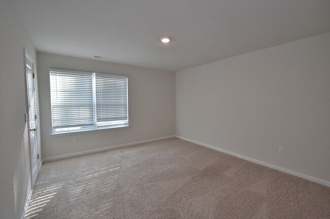 Building Photo - 163 Rosemount