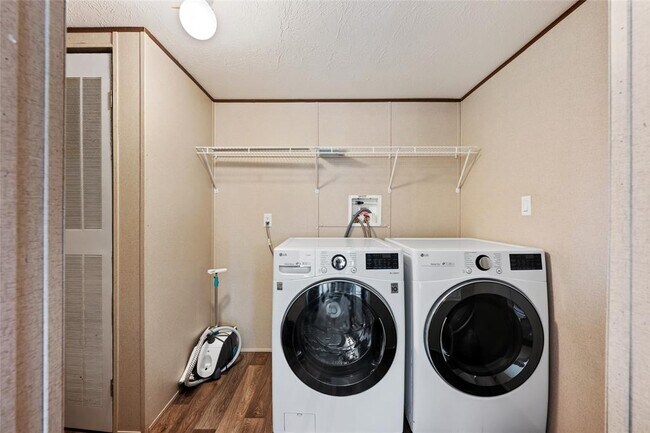 Building Photo - 624 S Old Stagecoach Rd