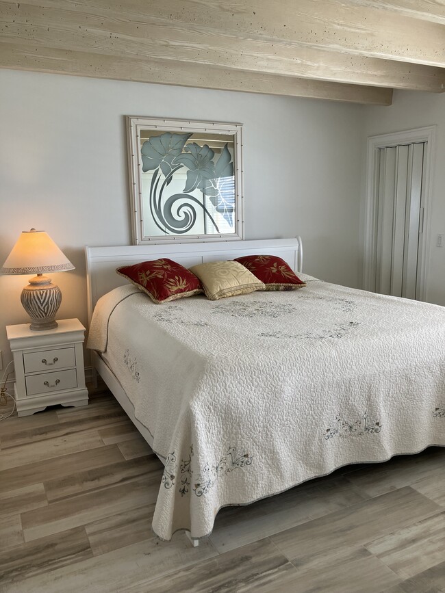 King size bedroom - 4500 S Ocean Blvd