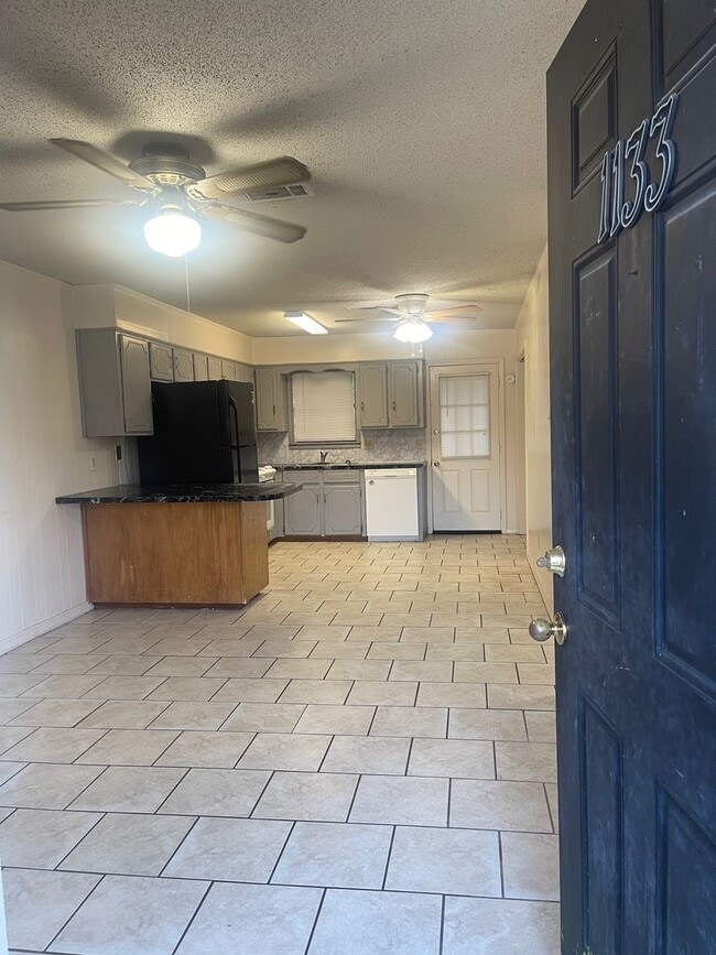 Building Photo - 1133/1135 Sybil Dr