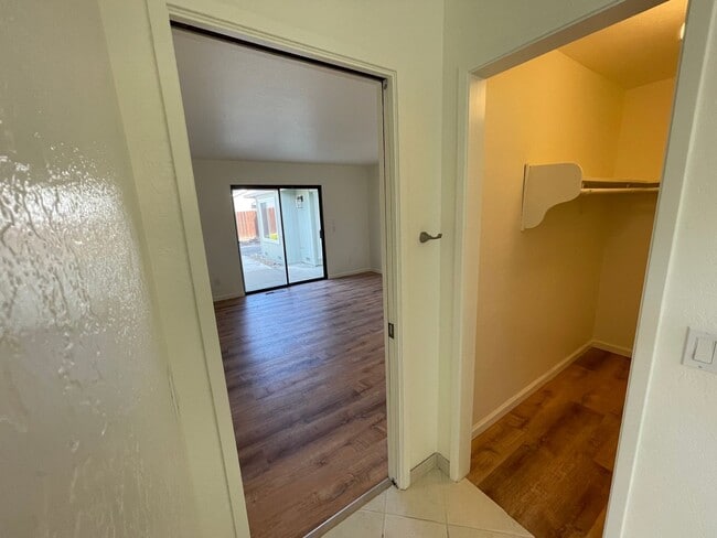 Building Photo - Spacious three bedroom home in desirable Windsor neighborhood!