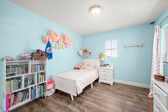 Building Photo - Gorgeous Eastlake Townhome!